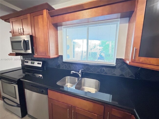 2880 Pine Tree Dr in Miami Beach, FL - Building Photo - Building Photo