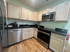 1383 NE 34th Ct in Oakland Park, FL - Building Photo - Building Photo