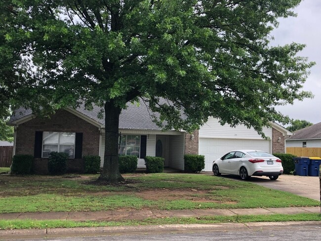 property at 25 Applewood Dr