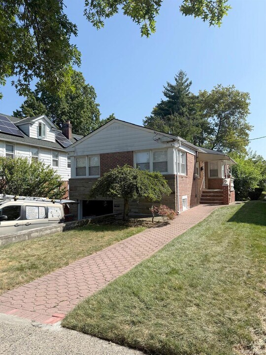 80-43 Utopia Pkwy in Queens, NY - Building Photo