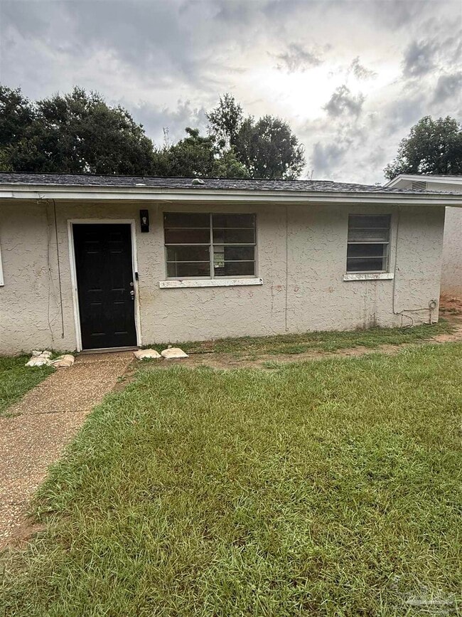 671 E Olive Rd in Pensacola, FL - Building Photo - Building Photo