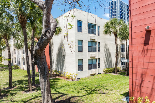 Stirrup Plaza in Miami, FL - Foto de edificio - Building Photo