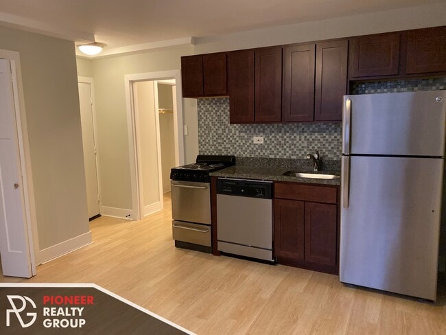 429 W Wellington Ave, Unit 1F in Chicago, IL - Foto de edificio - Building Photo