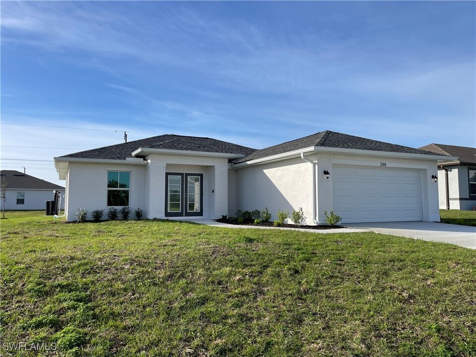 200 NW 11th St in Cape Coral, FL - Building Photo