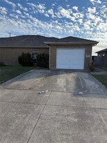 989 Lake Dr in Grand Prairie, TX - Building Photo