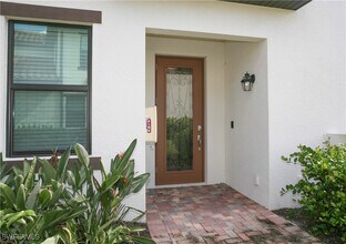 12035 Hawthorn Lake Dr in Ft. Myers, FL - Foto de edificio - Building Photo
