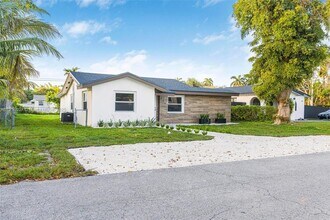 216 NE 160th St in Miami, FL - Building Photo - Building Photo