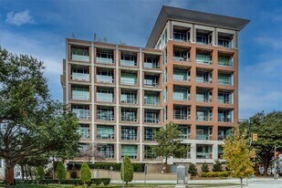 2011 Cedar Springs Rd in Dallas, TX - Building Photo