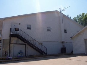 Coach House Apartments in Warsaw, MO - Building Photo - Building Photo