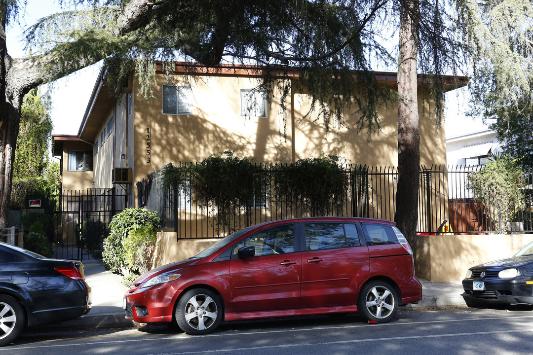 12553 Chandler Blvd in Valley Village, CA - Building Photo