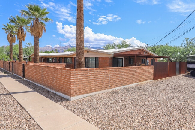 property at 3938-3938 N Park Ave