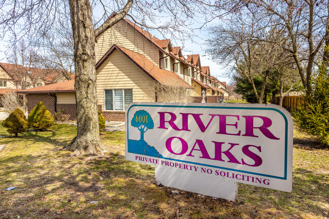 River Oaks Townhomes in Des Moines, IA - Building Photo - Building Photo