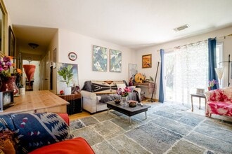 3028 Bryant Pl in Davis, CA - Foto de edificio - Building Photo