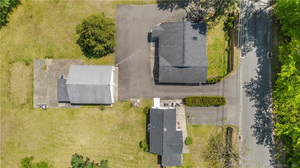 16 Little Brook Ln in Newtown, CT - Building Photo