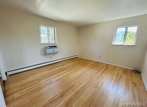 41 Cambridge Ave in Port Washington, NY - Building Photo - Building Photo