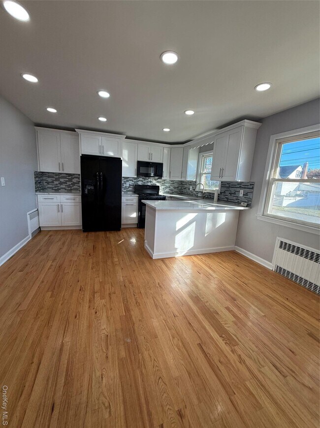 301 Copiague Pl in Copiague, NY - Building Photo - Building Photo