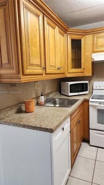 9405 W Flagler St, Unit D204 in Miami, FL - Building Photo - Building Photo