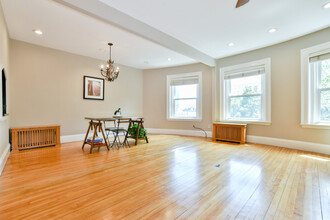 1011 Beacon St, Unit 4 in Brookline, MA - Building Photo - Building Photo