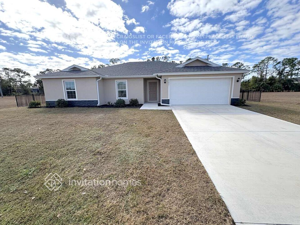 25061 Doredo Dr in Punta Gorda, FL - Foto de edificio
