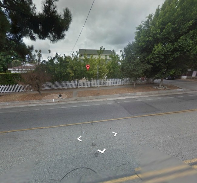 641-651 N Hill Ave in Pasadena, CA - Foto de edificio - Building Photo