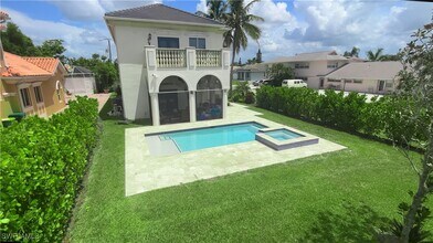 11002 Vanderbilt Dr in Naples, FL - Building Photo - Building Photo