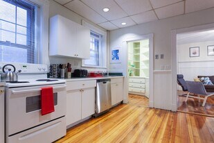 1247 Beacon St, Unit 3 in Brookline, MA - Building Photo