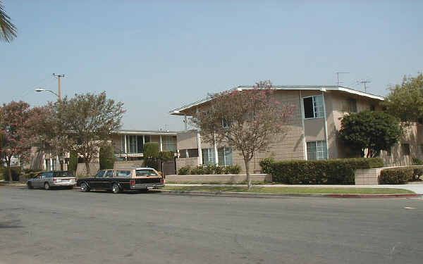 555 E Adams St in Long Beach, CA - Building Photo