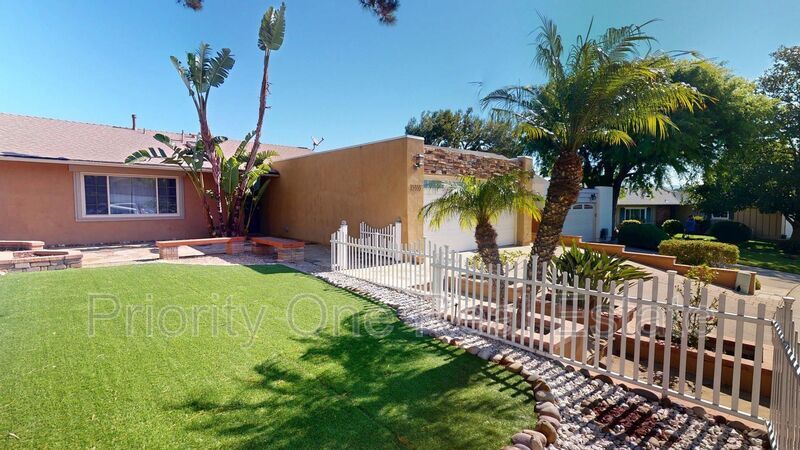 15333 Calle Juanito in San Diego, CA - Building Photo