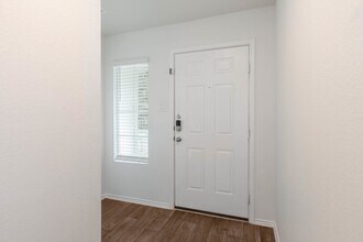 178 Euclid Ln in Uhland, TX - Foto de edificio - Building Photo