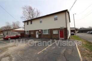 16 W Buchanan Ave in Charleston, IL - Building Photo