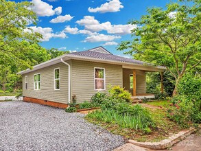 123 Edwards Ave in Swannanoa, NC - Foto de edificio - Building Photo