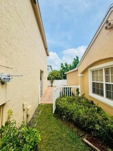 12011 NW 13th St in Pembroke Pines, FL - Foto de edificio - Building Photo