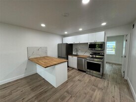 2200 NE 173rd St in North Miami Beach, FL - Building Photo