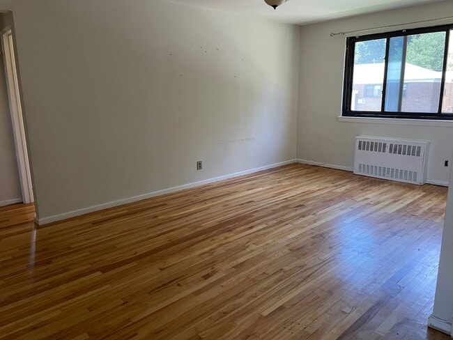 30 Lawrence Dr in White Plains, NY - Building Photo - Building Photo