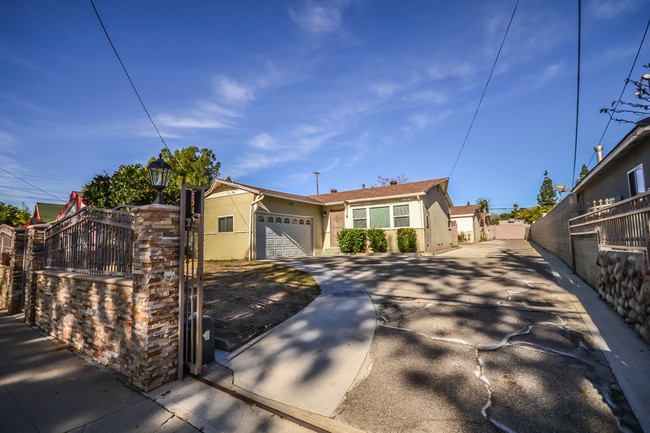 17439 Kingsbury St in Granada Hills, CA - Building Photo - Other