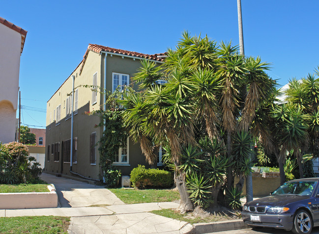 325 N Gardner St in Los Angeles, CA - Foto de edificio - Building Photo