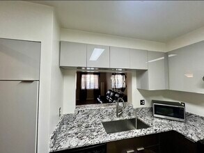 30 Daniels St, Unit 108 in Malden, MA - Foto de edificio - Building Photo