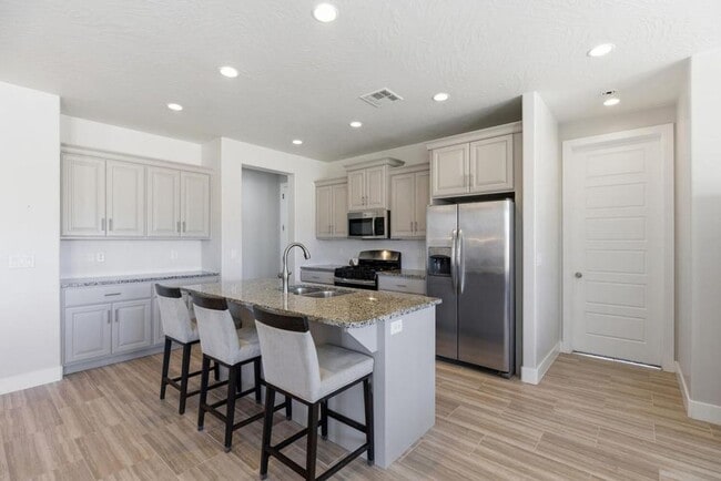 701 N Millcreek Springs Dr in Washington, UT - Building Photo - Building Photo