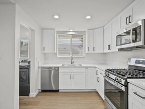 16049 Tuba St in Los Angeles, CA - Foto de edificio - Building Photo