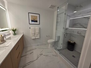 1640 NE 125th St, Unit B1 in North Miami, FL - Foto de edificio - Building Photo