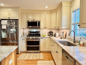 8 Sourwood Cir in Worcester, MA - Building Photo - Building Photo