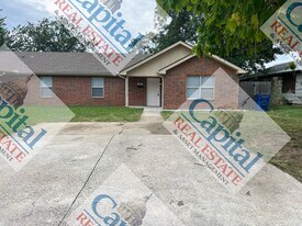 207 W Locust St in Tecumseh, OK - Building Photo