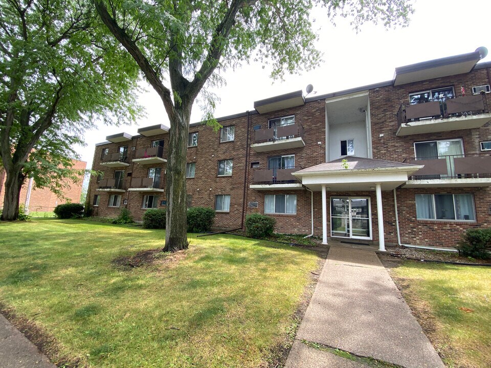 TERRACE APARTMENTS in Windsor, ON - Building Photo