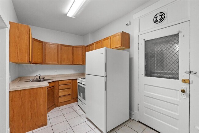 2453 N Clark St in Chicago, IL - Building Photo - Building Photo
