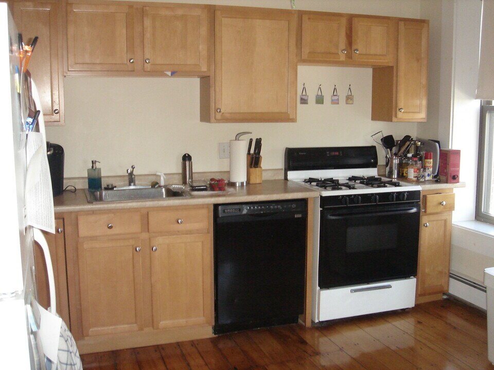 557 E 6th St, Unit 2 in Boston, MA - Building Photo