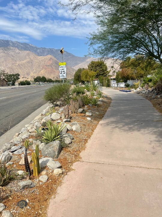 1430 E Vista Chino in Palm Springs, CA - Building Photo