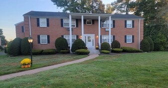 12 Brewster Rd in Glastonbury, CT - Building Photo