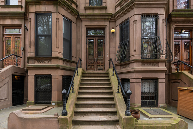 236 Berkeley Pl in Brooklyn, NY - Foto de edificio - Building Photo