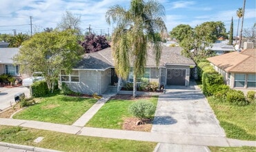 1222 W Saginaw Way in Fresno, CA - Building Photo - Building Photo