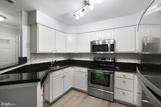 7812 Mayfair Cir in Ellicott City, MD - Building Photo - Building Photo